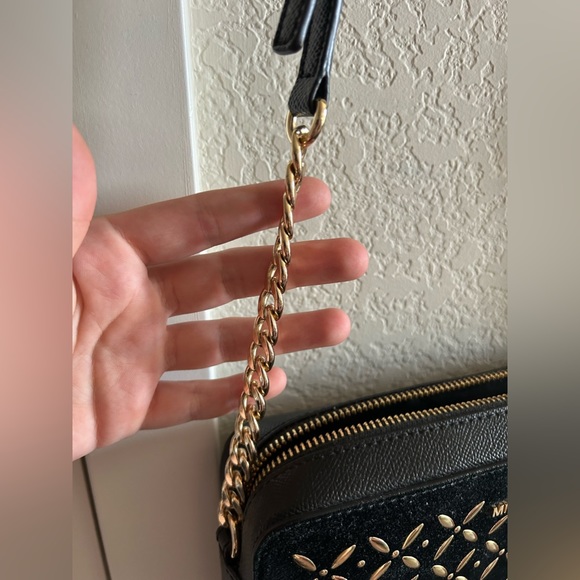 Black & Gold Jet Set Michael Kors Crossbody 🖤 - Picture 5 of 8